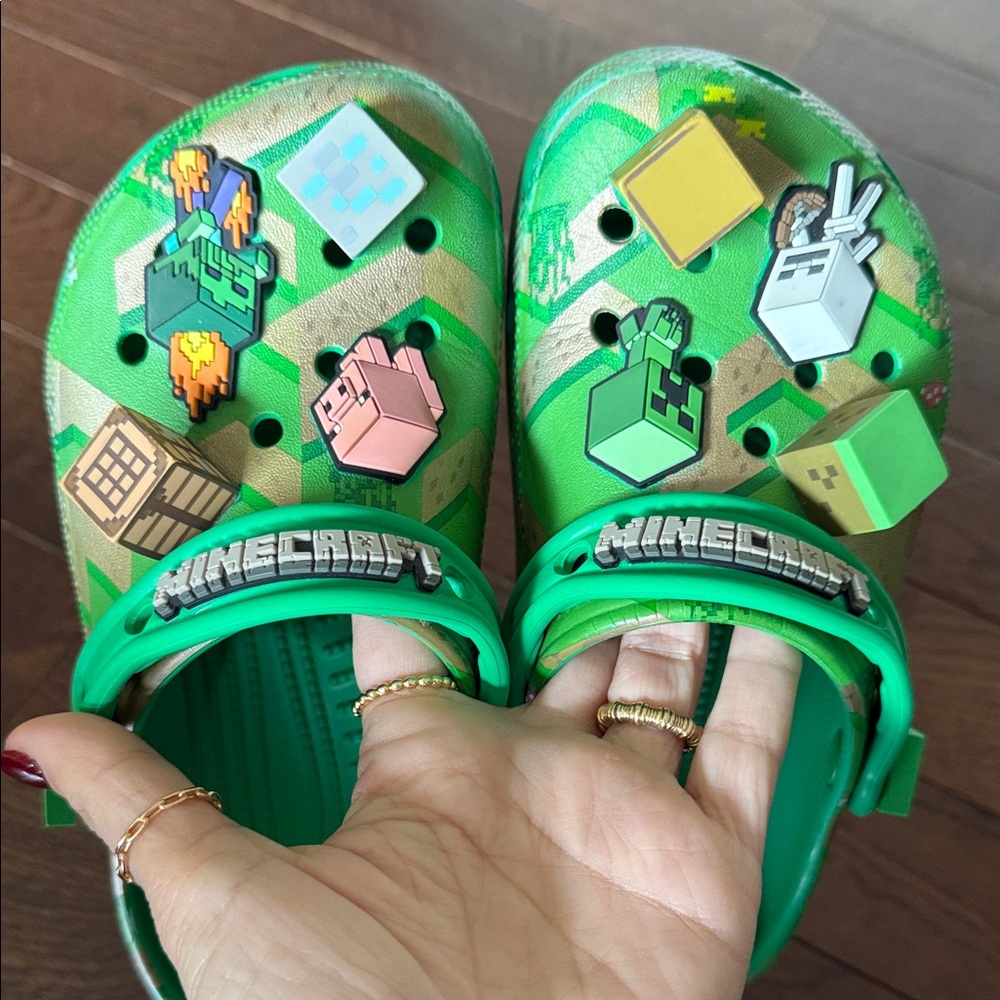 CROCS Kids Green Gaming Slippers size J-1 - Picture 2 of 4